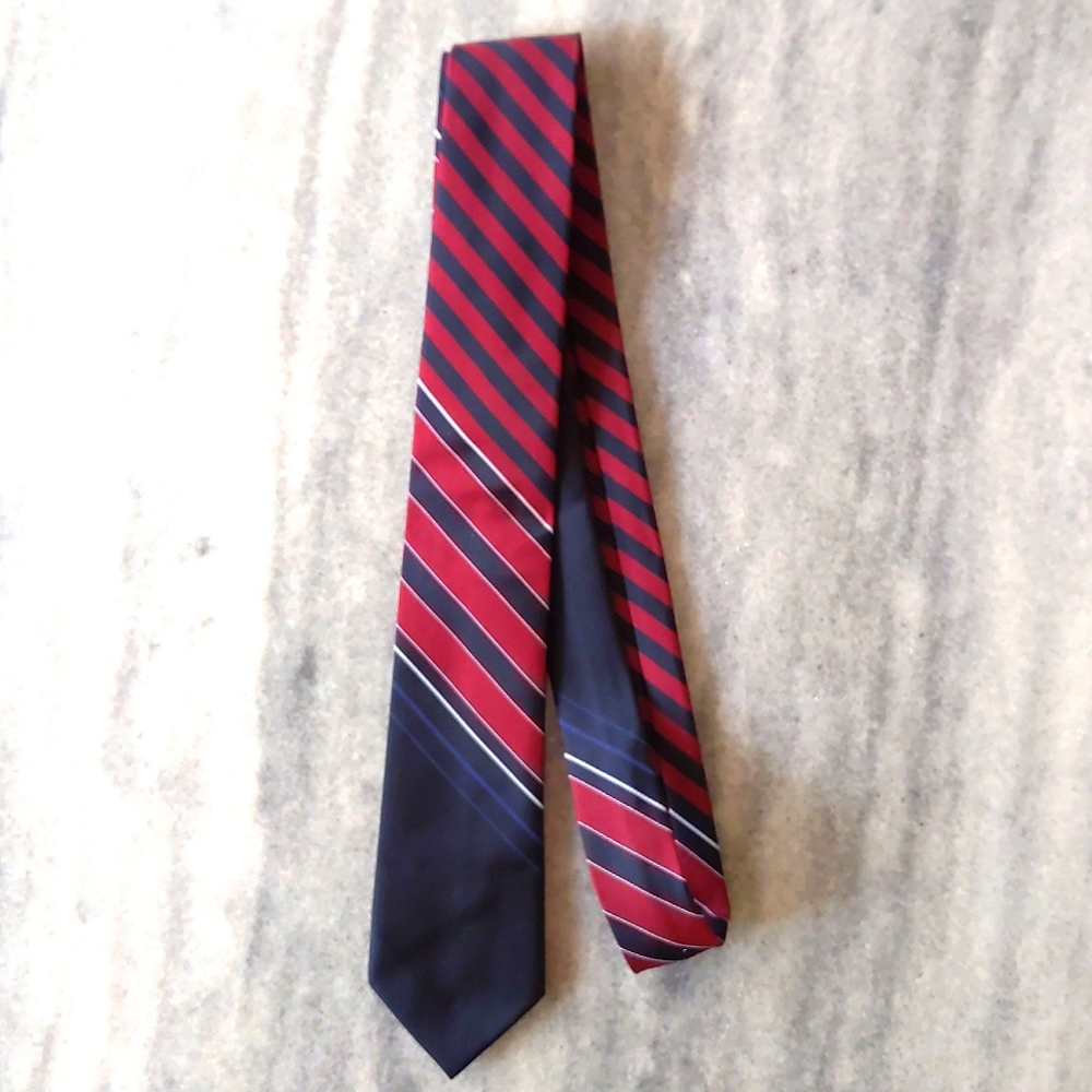 NWOT. Men's Tie with stripes.